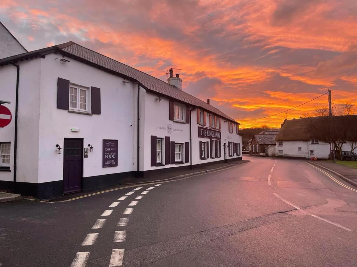 The Kings Arms Inn Stratton  Экстерьер фото